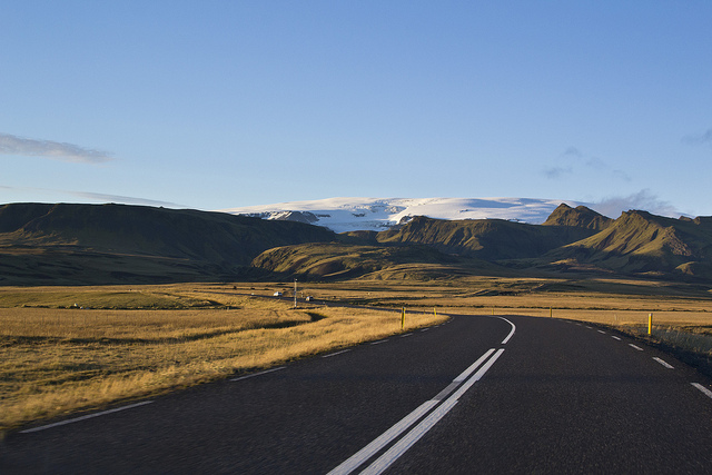 driving_the_ring_road_in_iceland_the_south_coast_glacier