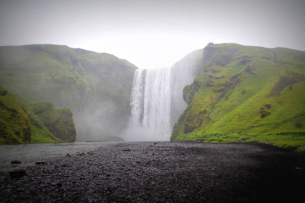 driving_the_ring_road_in_iceland_the_south_coast_skogafoss_waterfall