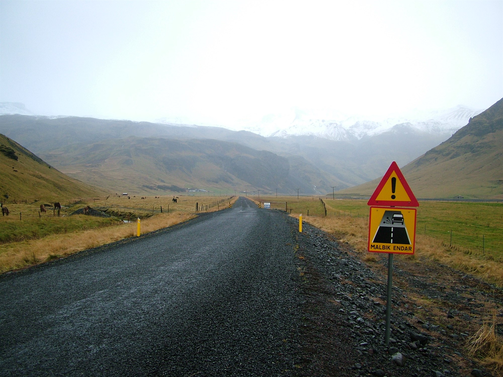 driving_on_gravel_roads_on_F_roads_iceland